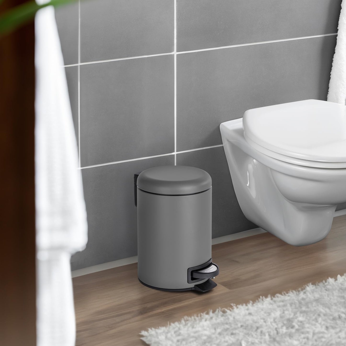 WENKO Leman Cosmetic Pedal Bin Matte Gold 3 L – Cosmetic Bin, Rubbish Bin with Anti-Fingerprint Capacity: 3 litres, stainless steel, 17 x 25 x 22.5 cm, gold