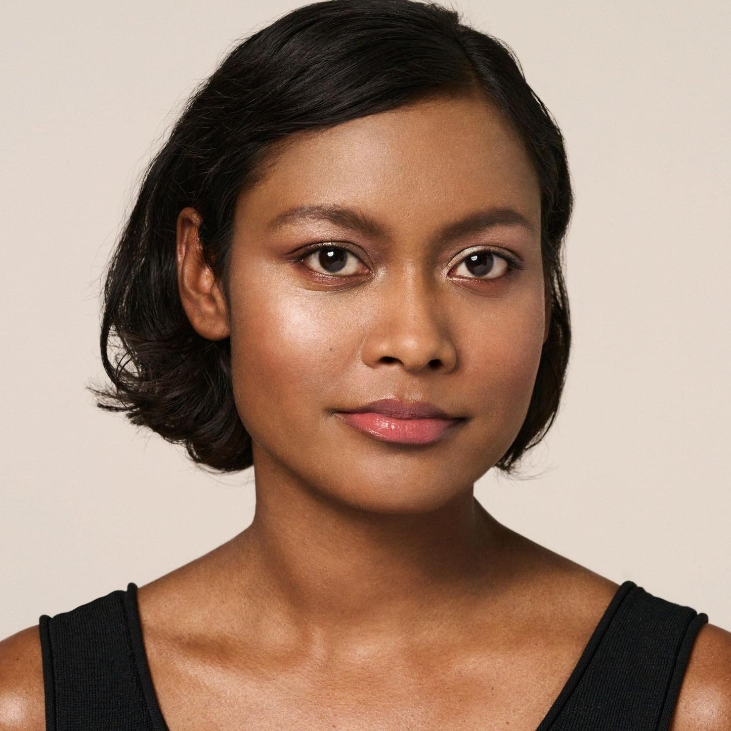 MAGIC FINISH Supercharge Serum Foundation Creamy Nude – Feuchtigkeit spendende Foundation & straffendes Gesichtsserum in Einem, Anti-Aging Make-up