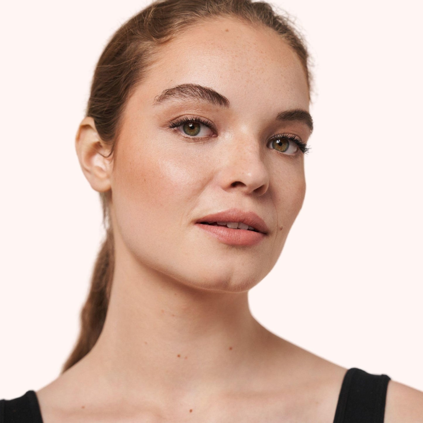 MAGIC FINISH Satin Blush Peachy Rose (4g) – Blush mit Satin-Touch Textur für ein perfektes Make Up, hochpigmentierte Beauty-Farben