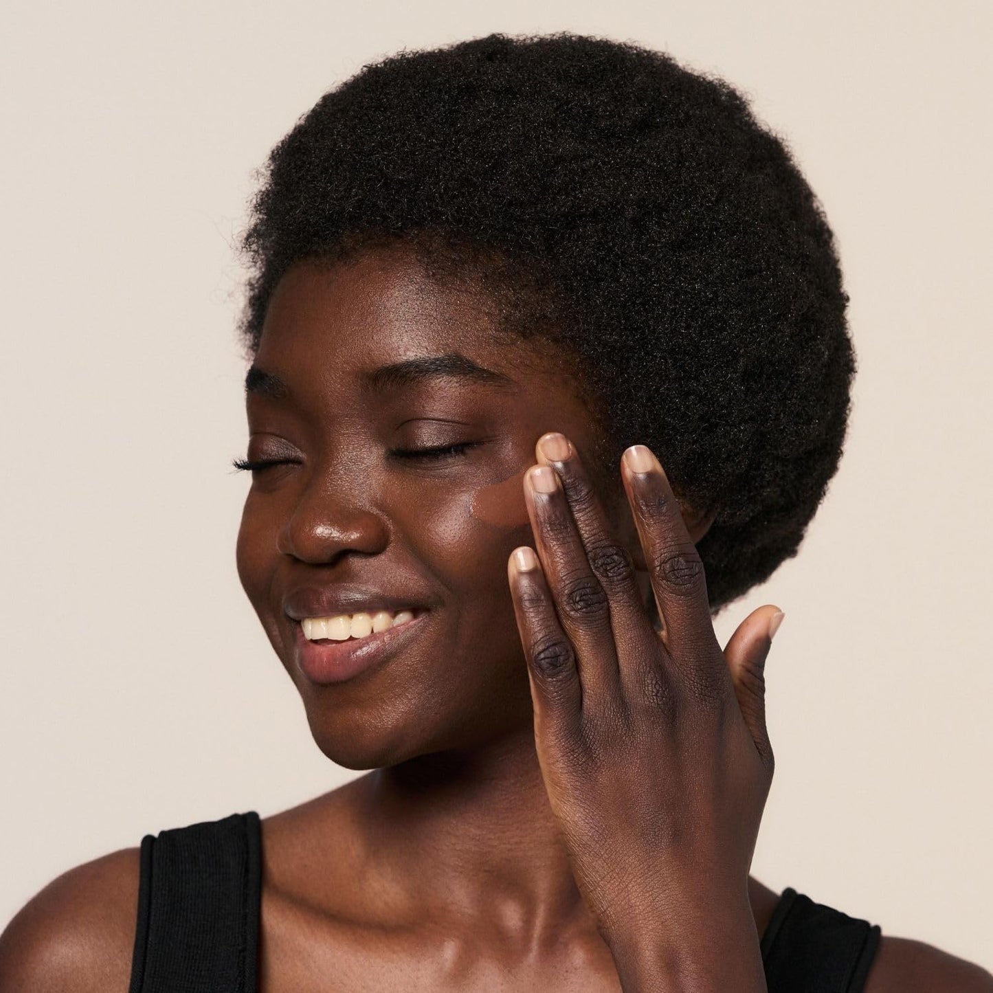 MAGIC FINISH Supercharge Serum Foundation Creamy Nude – Feuchtigkeit spendende Foundation & straffendes Gesichtsserum in Einem, Anti-Aging Make-up