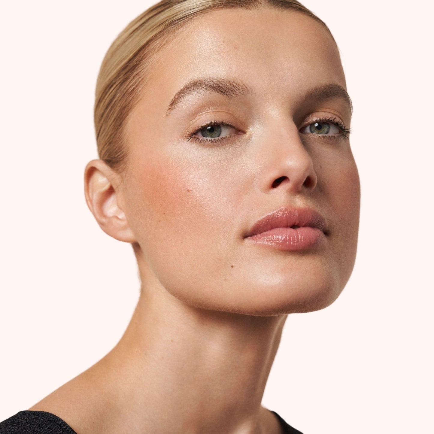 MAGIC FINISH Satin Blush Peachy Rose (4g) – Blush mit Satin-Touch Textur für ein perfektes Make Up, hochpigmentierte Beauty-Farben