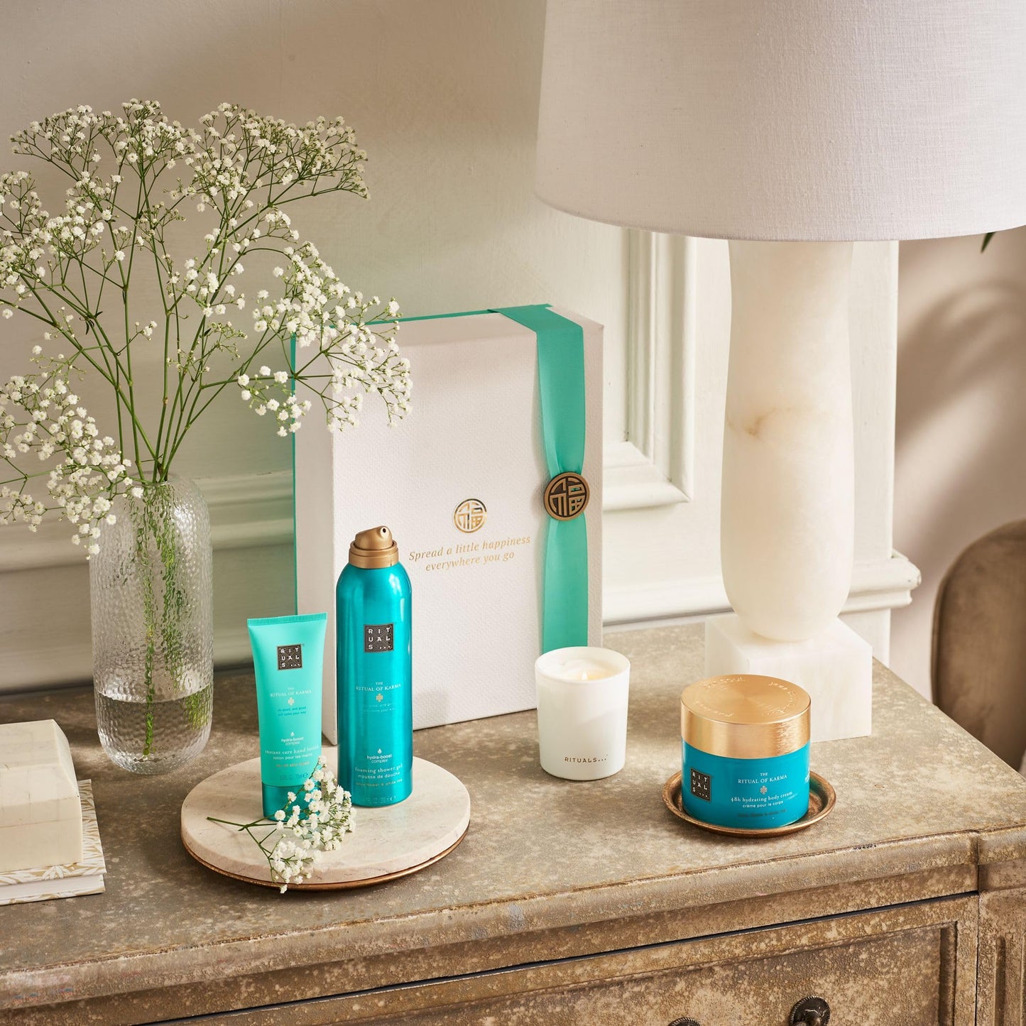 RITUALS Geschenkset The Ritual of Karma Medium, vier Hautpflegeprodukte mit Lotusblüte und Weißem Tee – Bade-Geschenkbox mit pflegender und beruhigender Wirkung