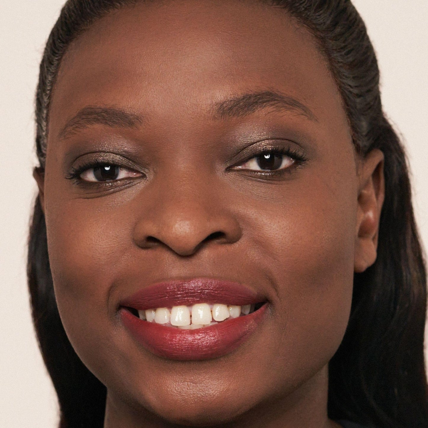 MAGIC FINISH Mousse Eyeshadow Love Note (8 ml) – Langanhaltender Metallic Lidschatten mit Glitzer-Effekt, Vegan, Make-up für Ausdrucksstarke Augen