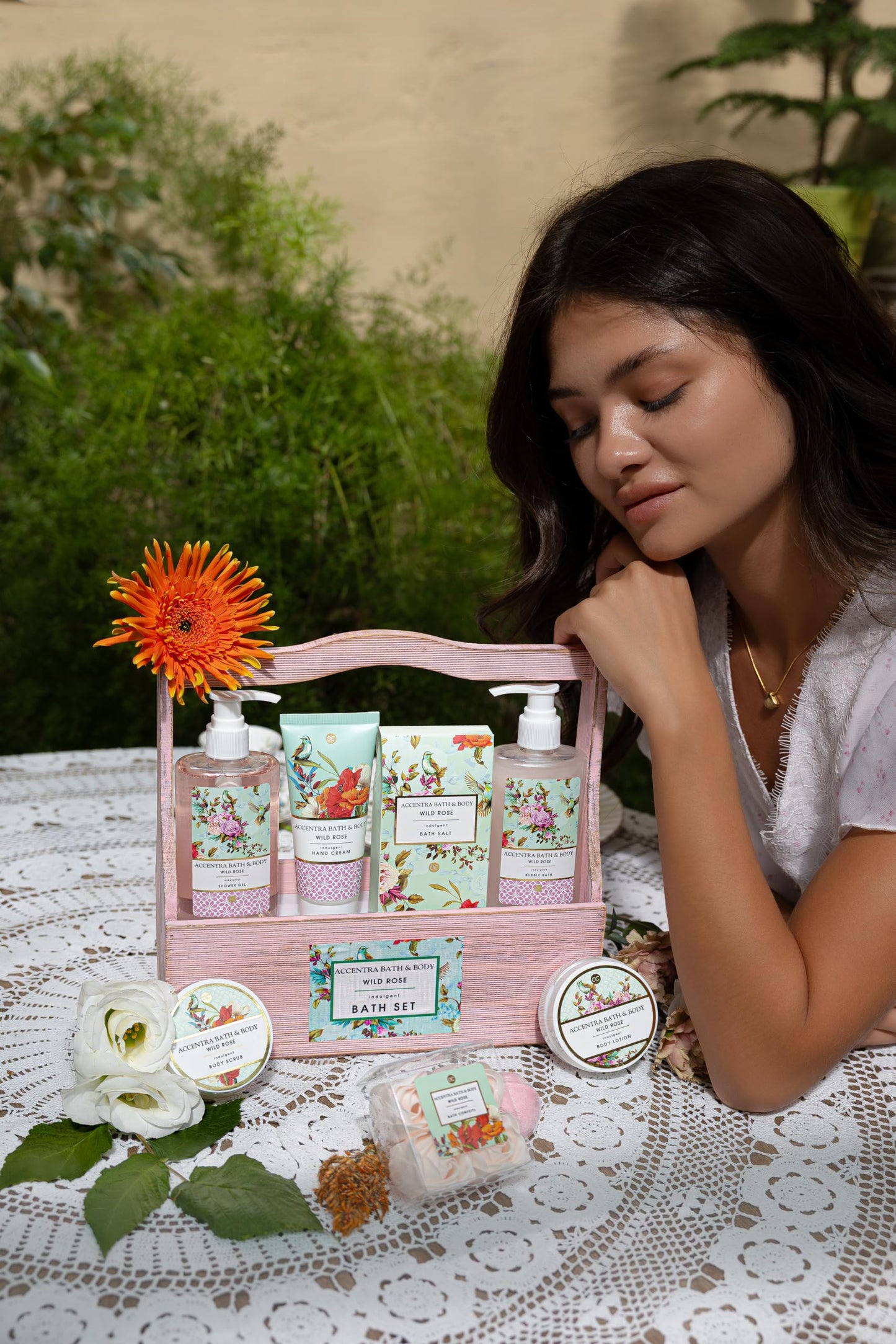 Accentra – Duschset Frauen Geschenkset im Holzkorb – 8-teiliges Pflegeset mit Duschgel, Bodylotion, Badezusätzen, Peeling & Handcreme – Wellness Geschenk Set