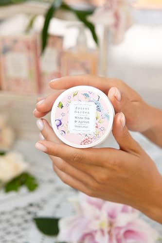 Accentra – Duschset Frauen Geschenkset im Holzkorb – 8-teiliges Pflegeset mit Duschgel, Bodylotion, Badezusätzen, Peeling & Handcreme – Wellness Geschenk Set