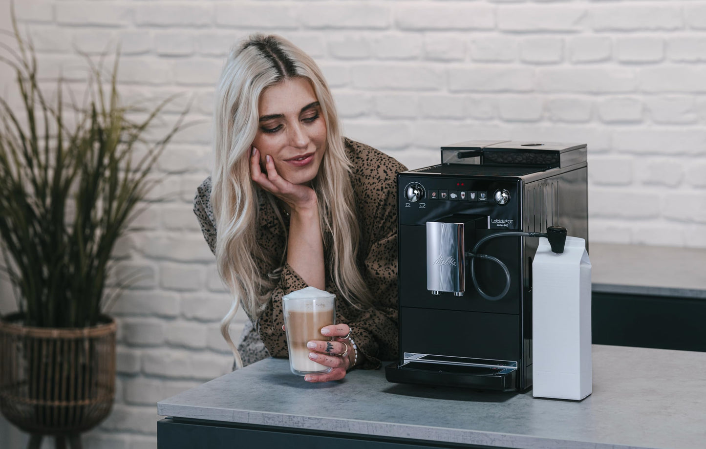 Melitta Latticia OT - Kaffeevollautomat mit Milchsystem, Kaffeemaschine mit Mahlwerk für z. B. Kaffee oder Cappuccino