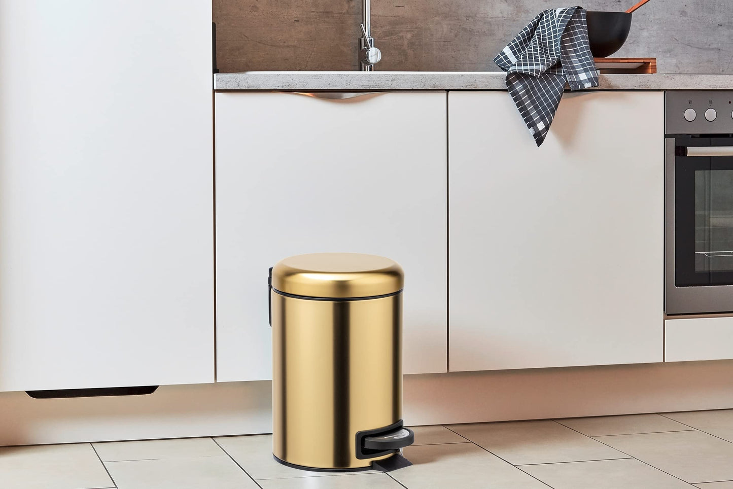 WENKO Leman Cosmetic Pedal Bin Matte Gold 3 L – Cosmetic Bin, Rubbish Bin with Anti-Fingerprint Capacity: 3 litres, stainless steel, 17 x 25 x 22.5 cm, gold