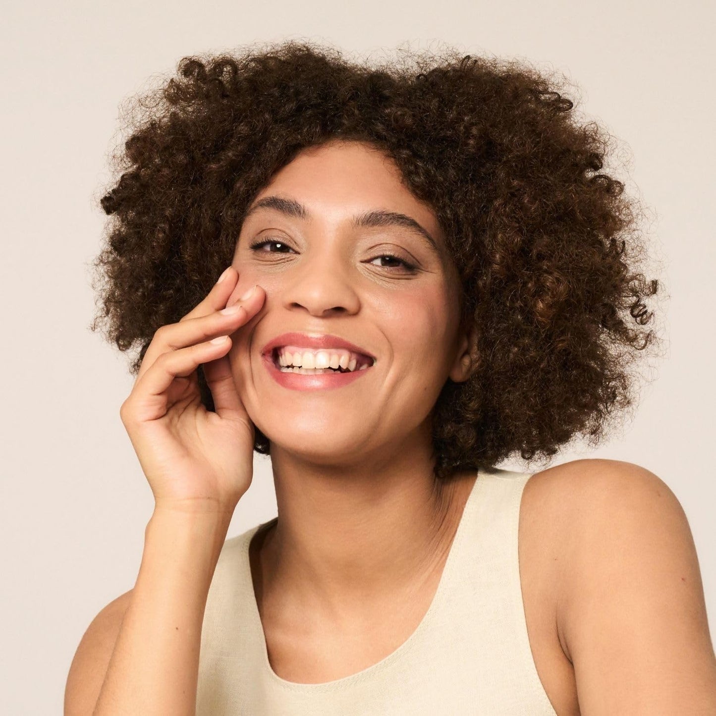 MAGIC FINISH Supercharge Serum Foundation Creamy Nude – Feuchtigkeit spendende Foundation & straffendes Gesichtsserum in Einem, Anti-Aging Make-up