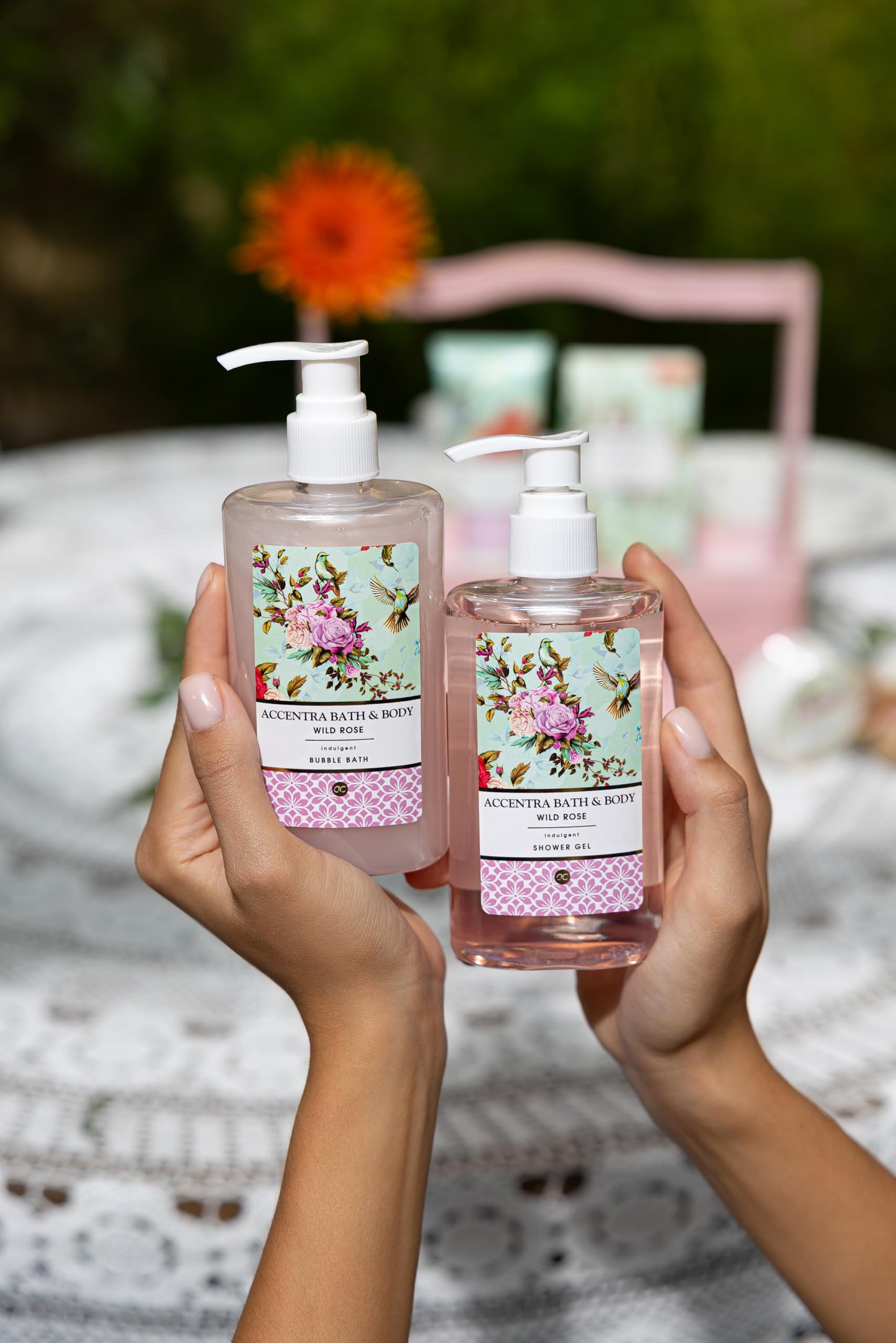 Accentra – Duschset Frauen Geschenkset im Holzkorb – 8-teiliges Pflegeset mit Duschgel, Bodylotion, Badezusätzen, Peeling & Handcreme – Wellness Geschenk Set