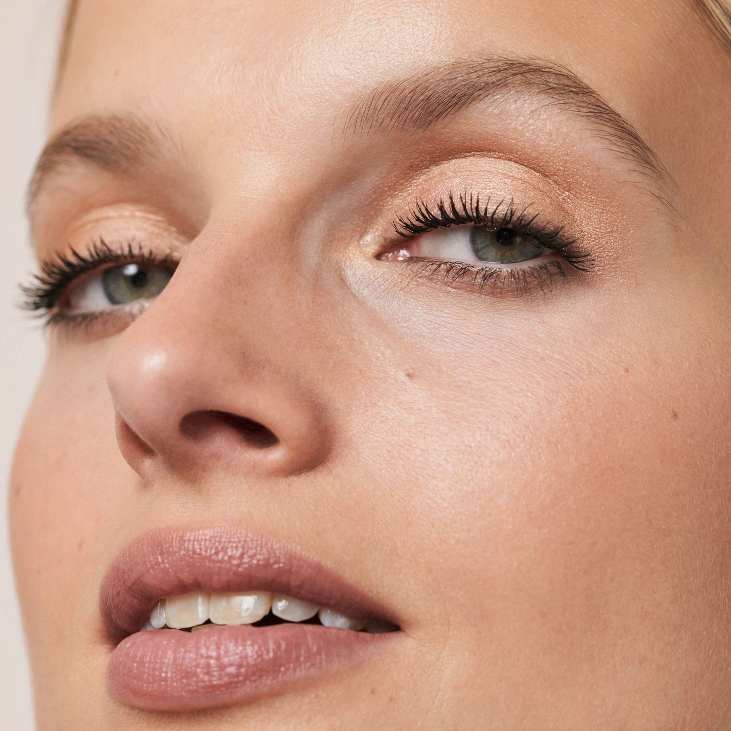 MAGIC FINISH Mousse Eyeshadow Love Note (8 ml) – Langanhaltender Metallic Lidschatten mit Glitzer-Effekt, Vegan, Make-up für Ausdrucksstarke Augen