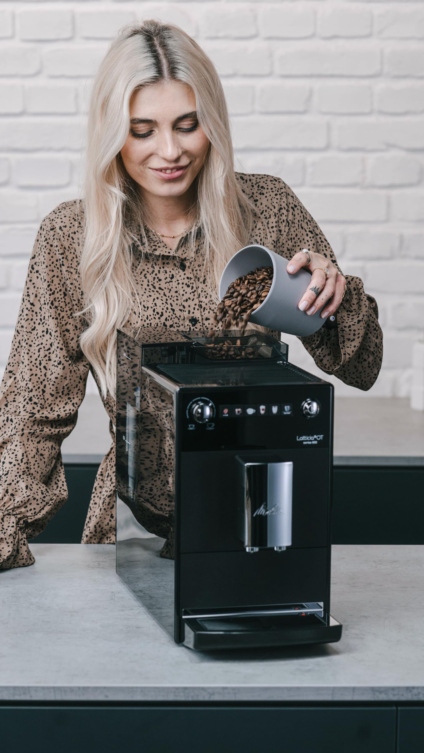 Melitta Latticia OT - Kaffeevollautomat mit Milchsystem, Kaffeemaschine mit Mahlwerk für z. B. Kaffee oder Cappuccino