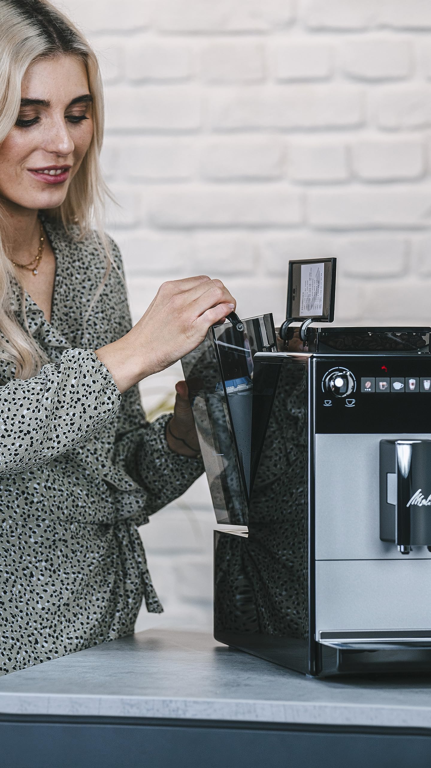 Melitta Latticia OT - Kaffeevollautomat mit Milchsystem, Kaffeemaschine mit Mahlwerk für z. B. Kaffee oder Cappuccino
